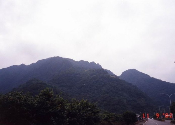 開墾之初，居民需爬上四尖山才能到達雙連埤