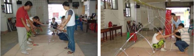 在木板上按比例從嘴巴開始抓出平面魚型輪廓，再依照平面魚型，拉出立體的曲線構造 (吳文明 攝)