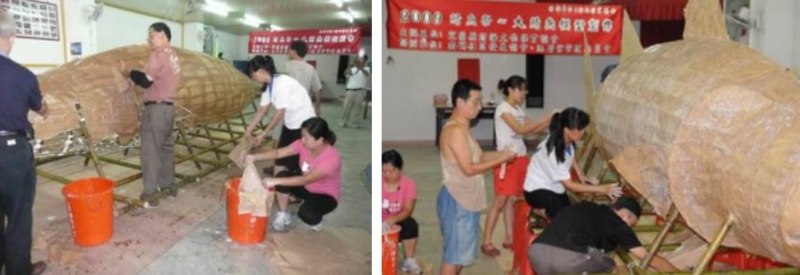 左：為牢固鐵絲間和竹片接縫處的密合，得一個個纏上膠帶固定，否則支架就會鬆脫、散落 / 右：待一切就緒了，接下來糊紙，用漿糊黏著輕薄的牛皮紙，上大片大片的貼在底層，魚的皮膚是否緊緻，就是工夫所在囉!(潘佑升 攝)