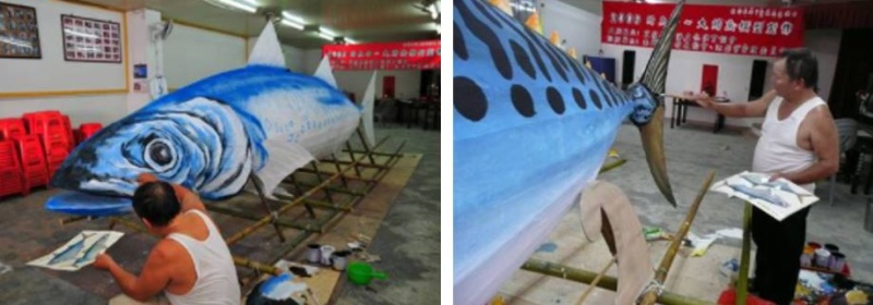 左：上彩的工作緊接著而來，看著林錫山老師忙碌的身影，從魚頭彩繪至魚尾，真是辛苦！(潘佑升 攝) / 右：邊畫還得邊比照照片的花紋，繪出既有真實的細緻度又有藝術的觀感(潘佑升 攝)