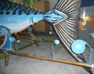 連海浪的裝飾也是用心製作，好陪襯大鯖魚活靈活現的姿態(潘佑升 攝)