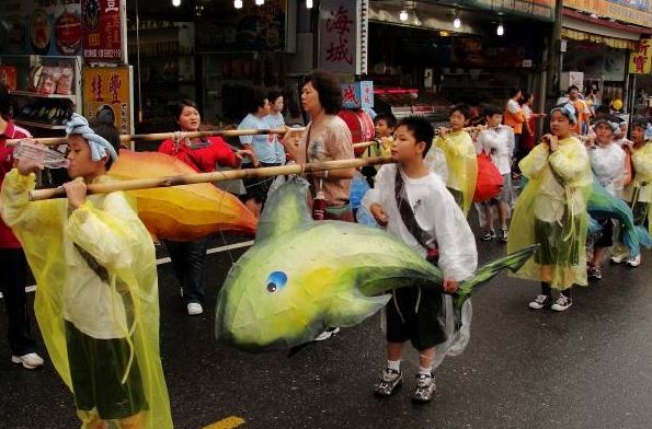 小魚型燈籠，由南方澳社區教育學習中心指導南安國中製作的第一代魚型燈籠，彷彿化身為討海人興高采烈地吆喝著扛了滿載的鮮魚歸來(許浩倫 攝)