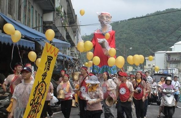 紅頭司公，這是由羅東文化小鎮廊道志工製作的創意大型人偶，以替鄉親收驚的紅頭司公為造型，搭配詼諧輕快的曲調和造型搶眼的服裝、道具、舞蹈，讓大朋友、小朋友會心一笑(蕭勝隆 攝)