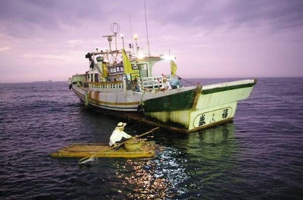 釣艚仔是一種傳統的捕魚技法，捕魚的方式是用一艘動力母船載運多艘竹筏出海，選定漁場之後便將竹筏一一放入海中，竹筏下水後，船員僅靠木槳做為動力來源，每一艘竹筏都有一位船員負責用一長串的魚勾垂入海中誘捕海中魚類，等到準備回港時，母船便會揮動旗幟告知竹筏上的船員。而後來「大型圍網」及「三腳虎」等更具效率的漁法相繼問世後，「釣艚仔」漁法便悄悄消失在海面上