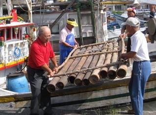 南方澳漁民辛勤工作的景象