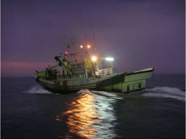 天色朦朧中，漁船出航了