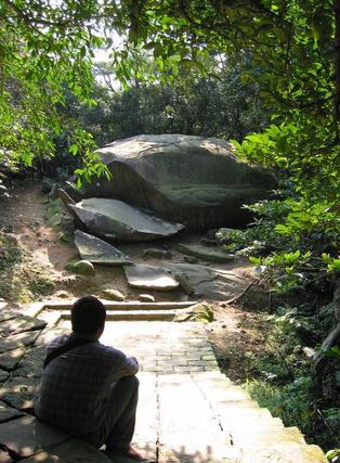 草嶺古道上的雄鎮蠻煙碣(莊雅惠 攝)