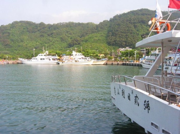 烏石港現今因遠洋漁港工程的建設，已逐年完成防波堤、碼頭、紀念公園、遊客服務中心、魚貨直銷中心…等等建設，成為假日休閒的絕佳去處，圖為因應賞鯨登島觀光活動興起的觀光船(莊雅惠 攝)