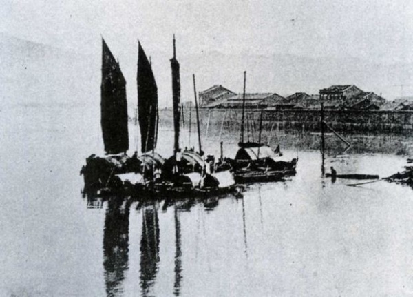 古早帆船航行的情景