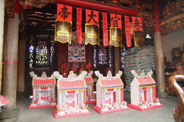 各燈首製作的廟形燈座有蹺脊裝飾，庭前並有花草，十分華麗 (2009年)