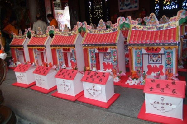 水燈頭分為廟形與樸實古屋型兩種