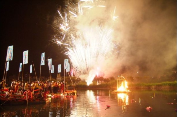 早前恐懼沖到煞氣，民眾忌諱看放流水燈，現在觀念改變，人們多等待這一刻到來