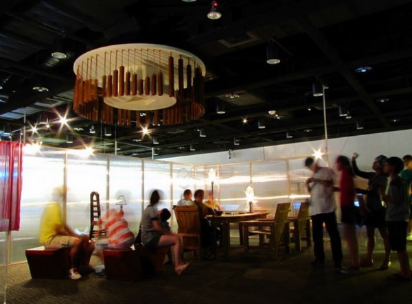 竹樂 (鑑湖堂文化協會 × 周育潤) 這是一盞燈具，也是一座由56支高低不同音階的竹管所組成的演奏樂器，演奏出最能代表宜蘭的「丟丟銅仔」，結合燈光與音樂，讓人走進了竹樂，也讓竹樂也走進了生活，表現出宜蘭人輕鬆趣味的生活美學