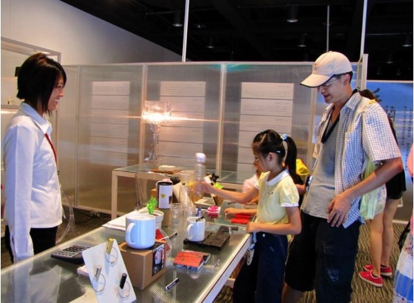 設計師創作小物 看過了精采的手創展品，更要瞧瞧參展設計師們有趣、實用的生活創意作品，從生活開始，思考人與設計的親密關係，在生活用品中，點綴設計的巧思，讓設計豐富你我的生活