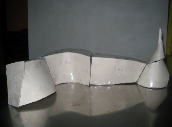 螺旋房體結構設計主燈(最右) 喻意抽象的竹文化，也同時作為意表“人本體 ”的符碼 ABC三座有曲線造型的屏燈 作為飛揚展翅的自由想像，一如“機堡”曾經承載的歷史刻痕