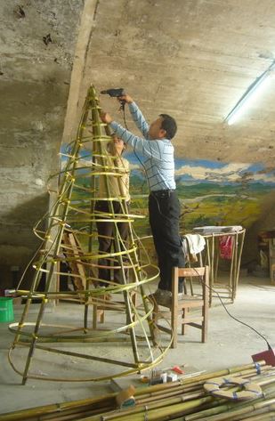 筍型竹構暨竹藝張師父(右)