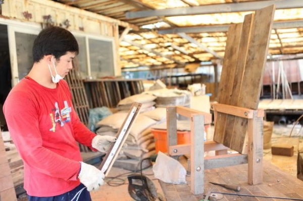 厚實的木板、造船的工法，打造出獨一無二的椅子，坐在上頭，一定會有乘風破浪的感受(蕭永明 攝)