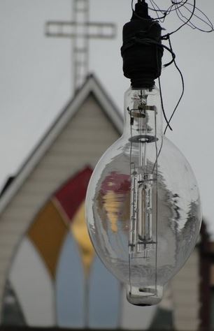 漁港裡充斥著許多具特色的文化元素，都很有發展的可能性。圖為漁船上的集魚燈和教堂的彩色玻璃 (許浩倫 攝)