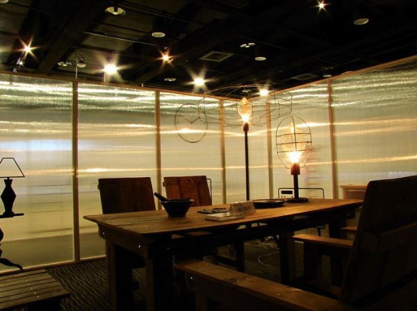 手創蘭陽展場內的船板傢俱與集魚燈系列 (莊雅惠 攝)