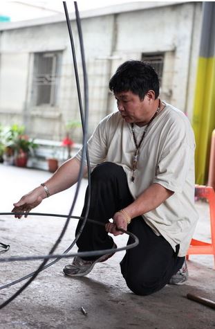 鐵工廠老板十分重視故事巢的製作品質，親自出馬，他也是社區守望相助隊的隊長。