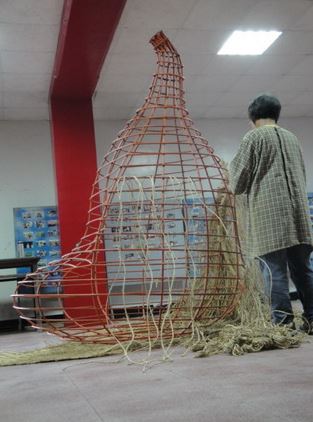 塗上防銹漆後即開始進行稻草外覆編織製作。