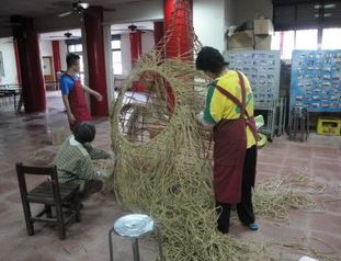 從開口處開始編織，圖中藍上衣者即為設計師蕭永明，他幾乎天天來報到。