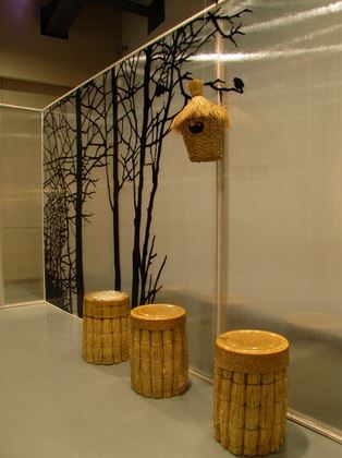 手創蘭陽展場中的稻草矮凳 (莊雅惠 攝) 稻米除了食用之外，稻草、米糠或稻米都能呈現豐富有趣的肌理，利用與樹脂的結合，提高稻作產物的堅韌性，讓這些材料能有更寬廣的用途，轉變成為生活用具