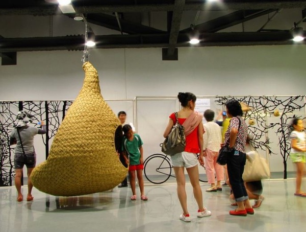 展場中大朋友、小朋友都想一探究竟的故事巢 (莊雅惠 攝)