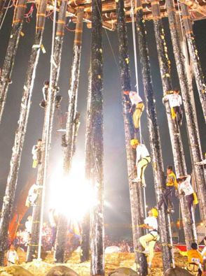 搶爬孤棚的參賽選手們 (莊雅惠 攝)