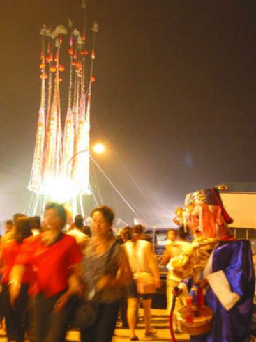 搶孤活動時的人潮熱烈