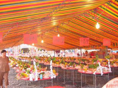 豐盛的供品代表著虔誠的心意