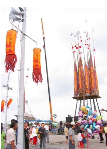 搶孤活動夜間舉行，白日已有人潮聚集