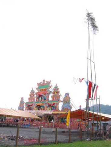 醮典舉行前，需於醮壇前方豎立燈篙