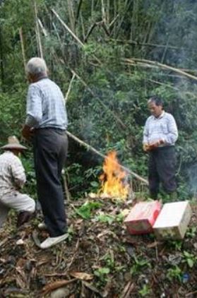 焚化紙錢（陳詠笙 提供）