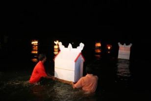 燃放水燈 (陳詠笙 提供)