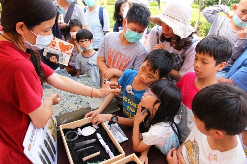 雅玲老師講解漢本出土遺物(仿品)