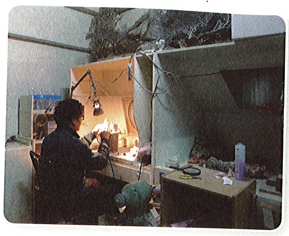 珊瑚法界幕後的雕刻師傅─陳啟文， 每天隱身狹小的工作室中，專注地坐在工作台前工作。