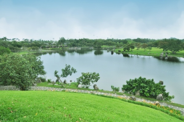 羅東運動公園，以挖湖填土形成種種和緩地形變化。