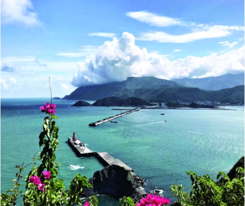 攬勝步道制高點可以飽覽到大港口、陸連島、東澳灣、烏石鼻等共構的山海景觀。（陳財發提供）