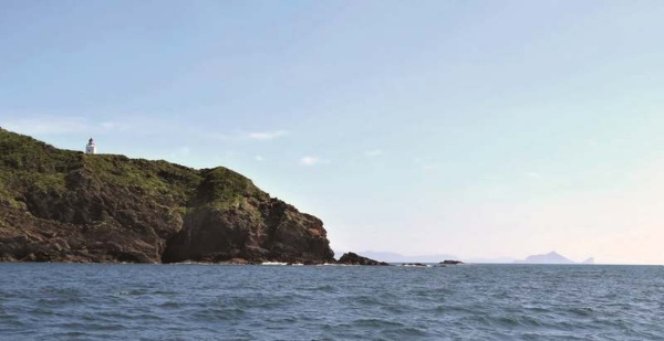 晴朗時節船隻駛出大港口，燈塔、海岬、龜山島立即映入眼簾。（陳財發提供）