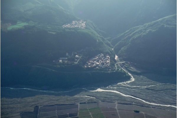 7.蘭陽溪東岸泰雅族大部落四季村上下部落空照。