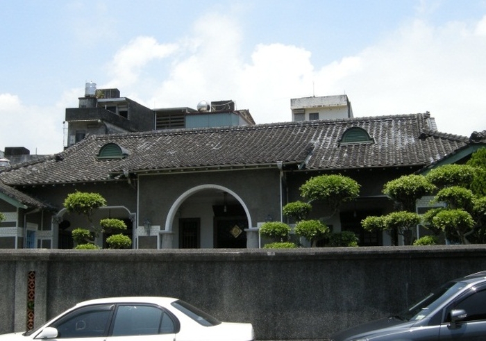 入母屋側面之通氣孔與煙囪
