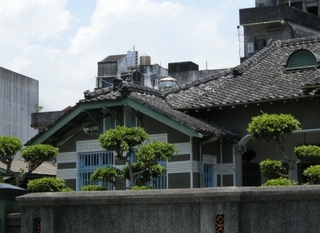 半切妻式屋根