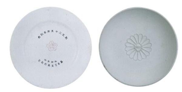 左：宜蘭縣羅東信販利組合紀念盤，23cm X 2.3cm 日治時代．日本，宜蘭縣立蘭陽博物館提供 / 右：素燒台灣總督府紀念碟，9cm X 1.8cm 日治時代．日本，潘隆財提供