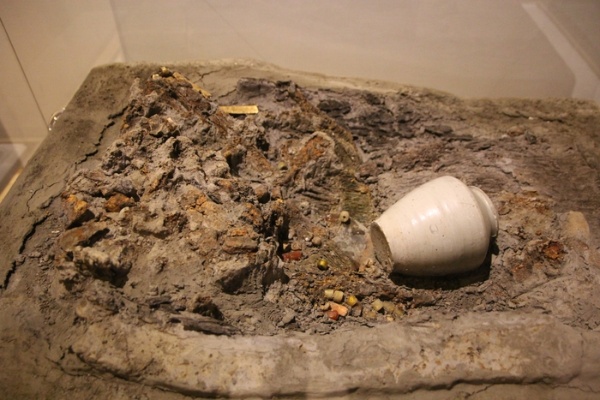 宜蘭農校遺址墓葬，圖中為出土文物安平壺(展品提供：宜蘭縣文化局)