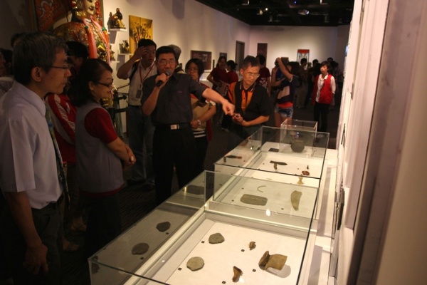策展團隊代表臺灣博物館李子寧組長正為參觀民眾解說出土文物
