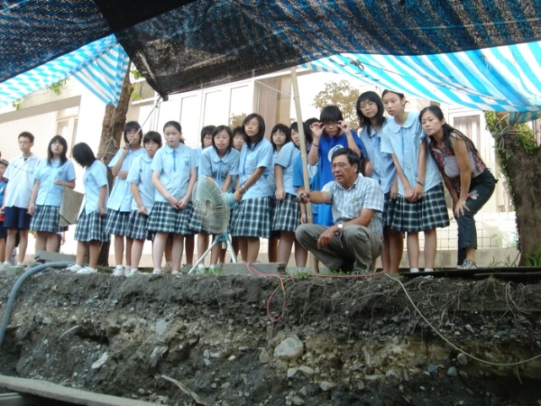 於宜蘭農校遺址發掘現場向復興國中學生解說