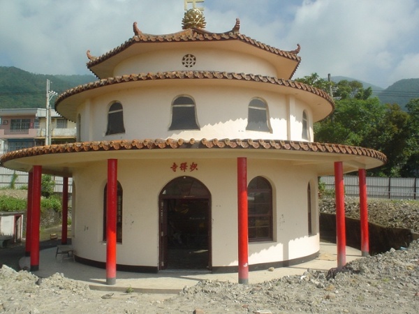 原來供奉大佛的白色圓塔建築，座落於礁溪鄉現長榮鳳凰酒店左後方，現已拆毀