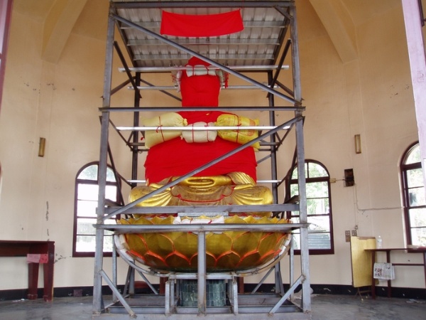 大佛全身以量身打造的鋼架保護，並在鋼架與大佛間墊以粗糠包吸震防撞