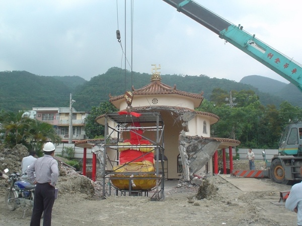 準備將大佛吊請上車